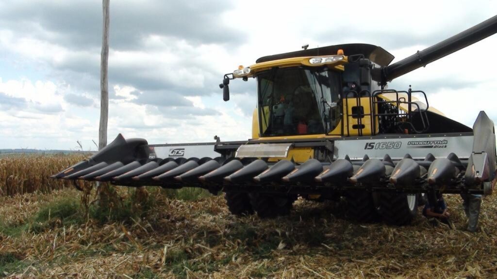 Combine fitted with a GTS Producttiva corn header in a maize field